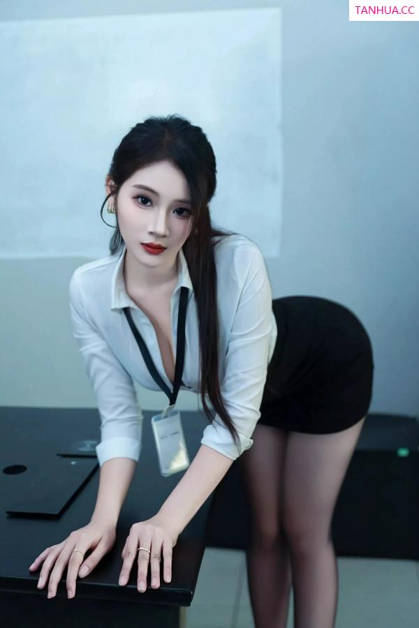   [XiuRen]高清写真图 2025.06.13 No.10406 南乔 职业套装第19张图片